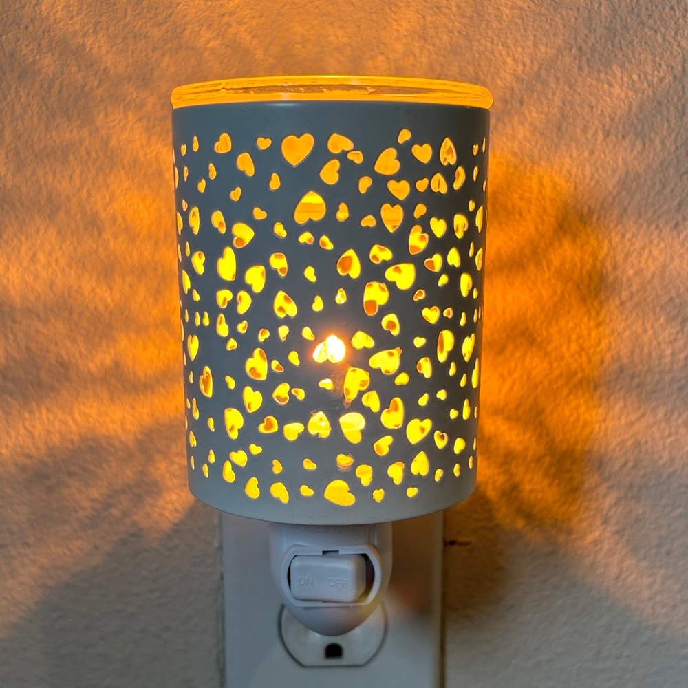💕 Scentsy Lit With Love white mini Warmer